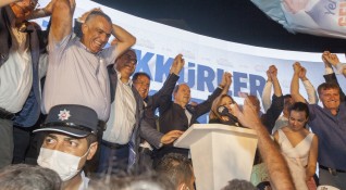 Националистът Ерсин Татар подкрепян от Турция беше избран за президент