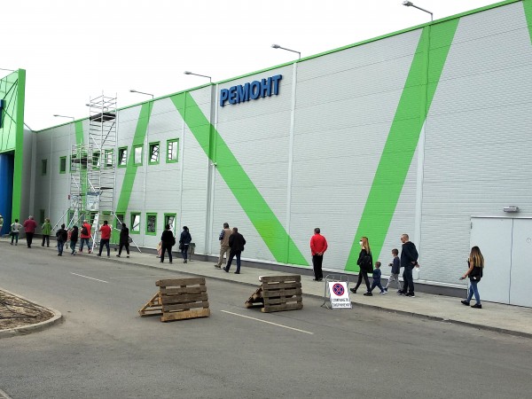 В Пловдив отново въвеждат пропускателен режим в големите хипермаркети, както