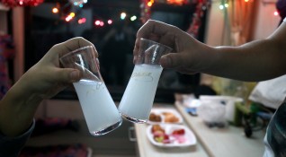 За много турци анасоновата ракия ракъ е традиционната напитка на