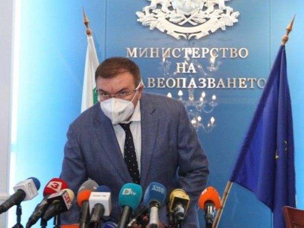 Министърът на здравеопазването Костадин Ангелов потвърди, че става задължително носенето