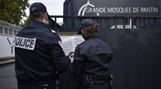 Франция затваря джамия заради убийството на учителя Самюел Пати от