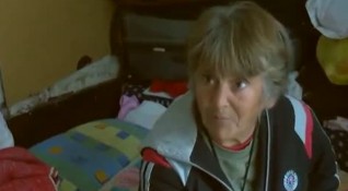 Възрастна жена бедства в Русе Местни хора са се обединили