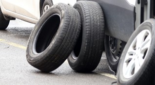 Търговци предлагат износени и дори надупчени гуми като здрави в