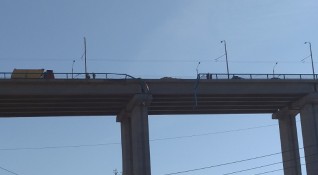 Тежкотоварен камион е паднал от най високата част на Аспарухов мост