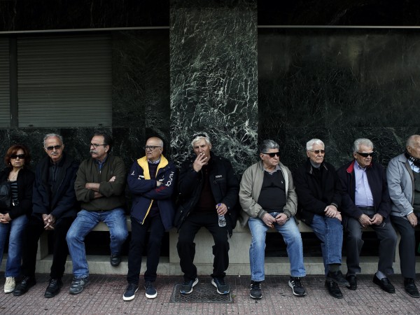 В Гърция от днес връщат пари на пенсионерите след решението