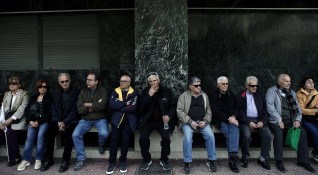 В Гърция от днес връщат пари на пенсионерите след решението