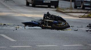 Катастрофа между мотор и лек автомобил блокира булевард Димитър Димов