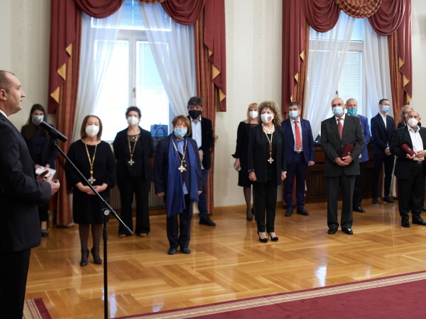Президентът Румен Радев връчи отличия на български културни дейци.Връчвайки тези