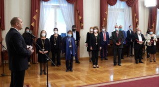 Президентът Румен Радев връчи отличия на български културни дейци Връчвайки тези