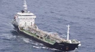 Седем души са били арестувани на петролен танкер близо до