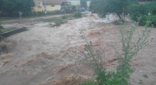 Улици и булеварди в Добрич се наводниха след силния дъжд