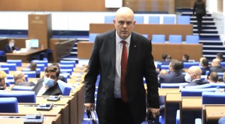 Главният прокурор Иван Гешев е под карантина Новината обяви самият