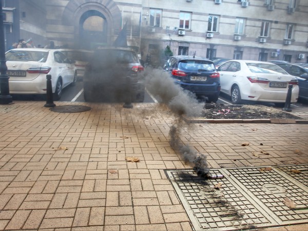 Снимка: Димитър Кьосемарлиев, Dnes.bgМайките от "Системата ни убива" протестират пред