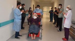 120 годишна туркиня пребори коронавируса след лечение продължило 15 дни съобщава