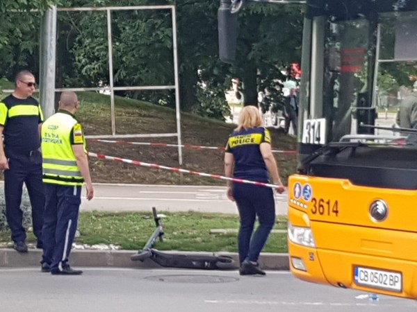 Автобус на градския транспорт във Варна повлече 73-годишна жена. тя