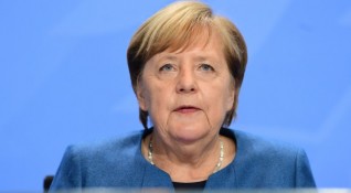 Германският канцлер Ангела Меркел предупреди днес германците да очакват тежка