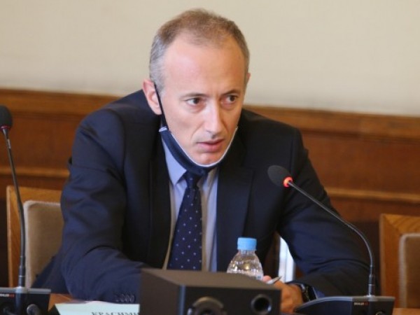 Просветният министър Красимир Вълчев призна, че ще настоява училищата да