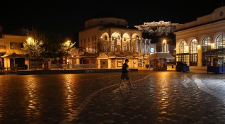 Гърция ще продължи забраната за излизане през нощта и ще