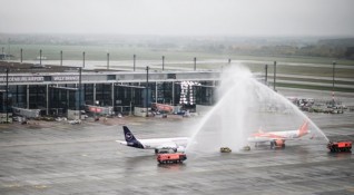 След 9 години закъснение от днес започва работа новото летище