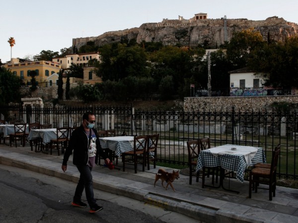 Гърция затваря барове и ресторанти във високорисковите райони от утре,