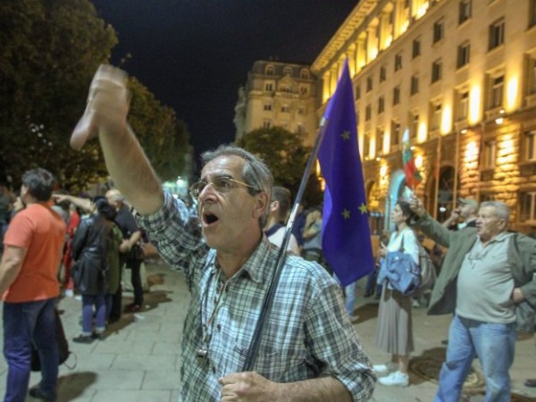 Вечерните антиправителствени протести спират, спокойна ли ще е властта до