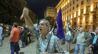 Вечерните антиправителствени протести спират спокойна ли ще е властта до