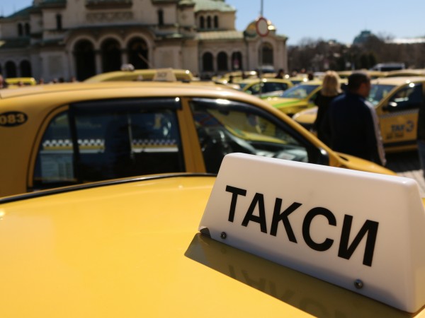 Цените на таксиметровите услуги поскъпват. Броячът на таксито в София
