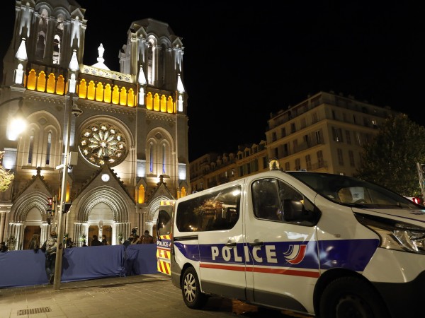 Френското правителство ще върне полицейския час в Париж и евентуално