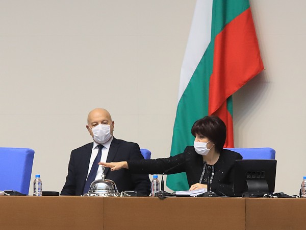 Председатялят на НС Цвета Караянчева зае мястото си в пленарната