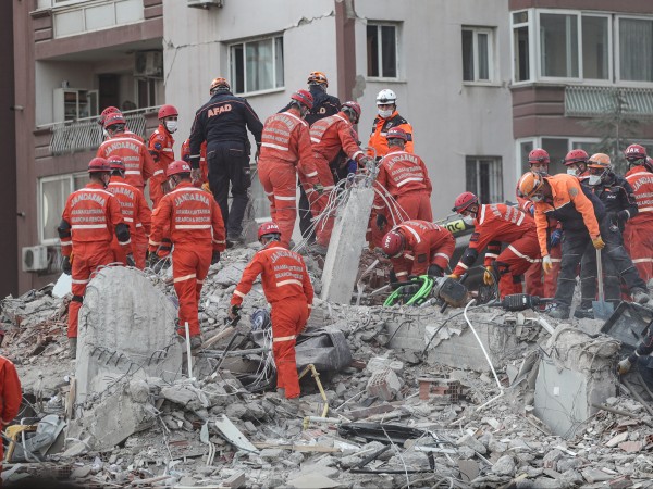 Всички издирвателни и спасителни дейности в Измир след земетресението в