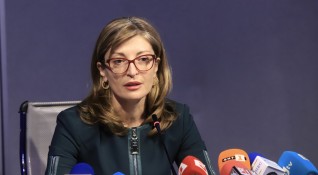 Вицепремиерът и министър на външните работи Екатерина Захариева се самоизолира