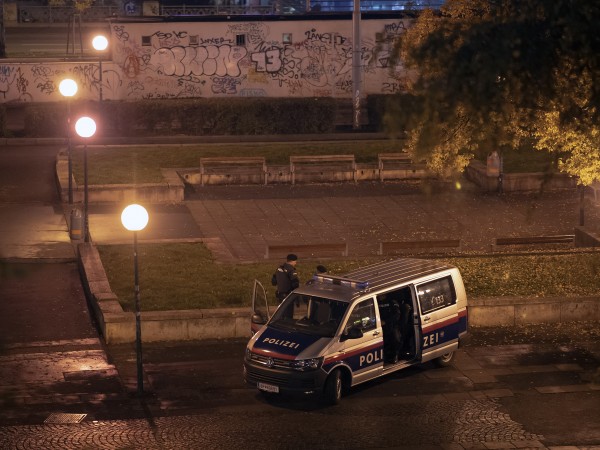 Швейцарската полиция арестува двама мъже за предплогаеми връзки с нападателя
