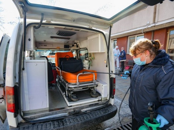 Лекарка от Спешна помощ пострада в катастрофа в Първомай, съобщиха