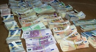 Митнически служители откриха недекларирана валута с обща равностойност 137 930