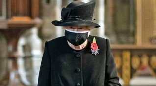 Британската кралица Елизабет II се появи за първи път с
