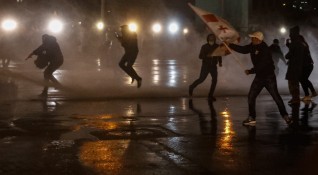Грузинската полиция използва водни оръдия срещу стотиците протестиращи събрали се