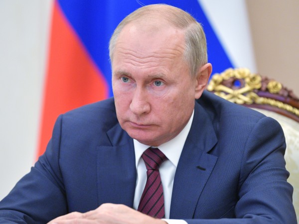 Руският президент Владимир Путин освободи от длъжност трима министри, както