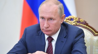 Руският президент Владимир Путин освободи от длъжност трима министри както