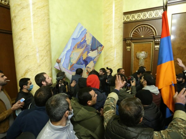 Председателят на арменския парламент Арарат Мирзоян пострада от ръцете на