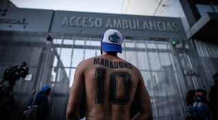 Аржентинската футболна легенда Диего Марадона се възстановява добре от операцията