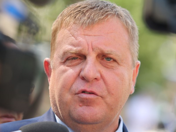 Вицепремиерът и министър на отбраната Красимир Каракачанов заяви, че никой