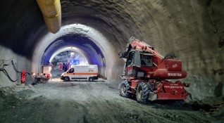 Няма струпване в тунел Железница на автомагистрала Струма има противоречива