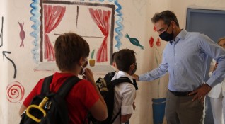 Гърция обяви затварянето на своите начални училища детски градини и