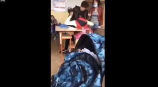 Ученичка от разложкото село Горно Драглище сподели че учителката й