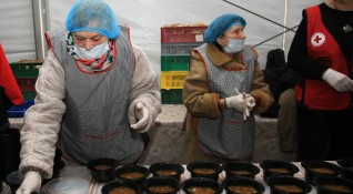 Над 526 000 българи в нужда получават пакети с храна