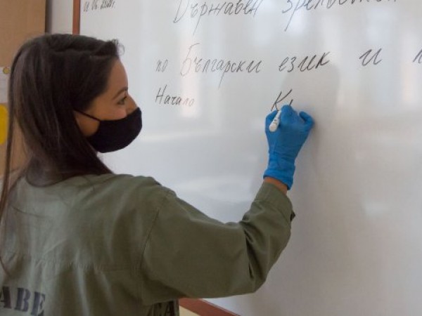 Родители доброволци влизат да преподават в бургаското училище "Васил Априлов",