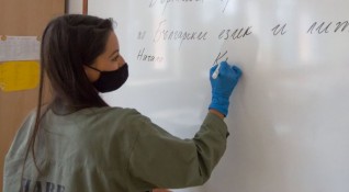 Родители доброволци влизат да преподават в бургаското училище Васил Априлов