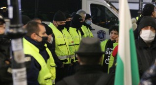 Протестите в София са далеч по малобройни но пък снощи възникна