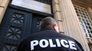 Полицай от Охранителна полиция в Бургас направи жест към карантинирано