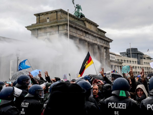 Полицията в Берлин задържа 365 души във връзка с протестите